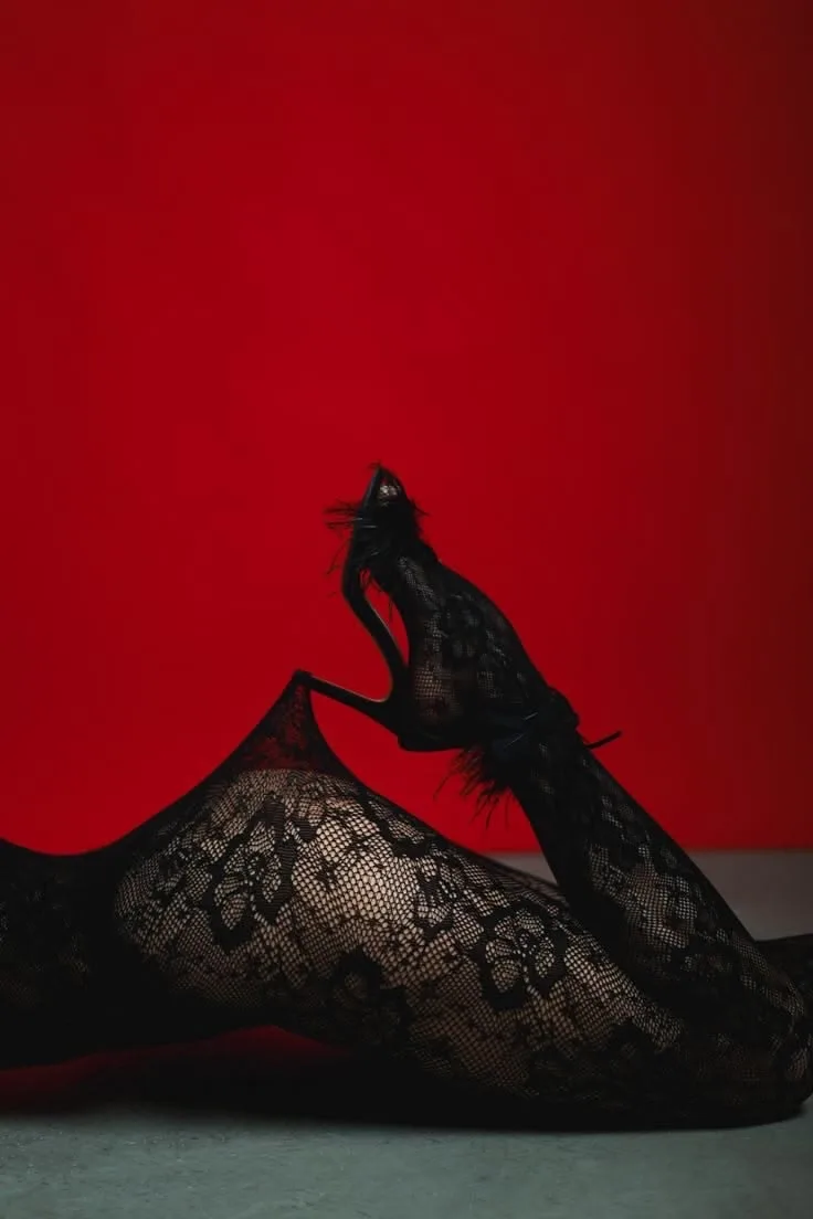 Кружево на красном фоне