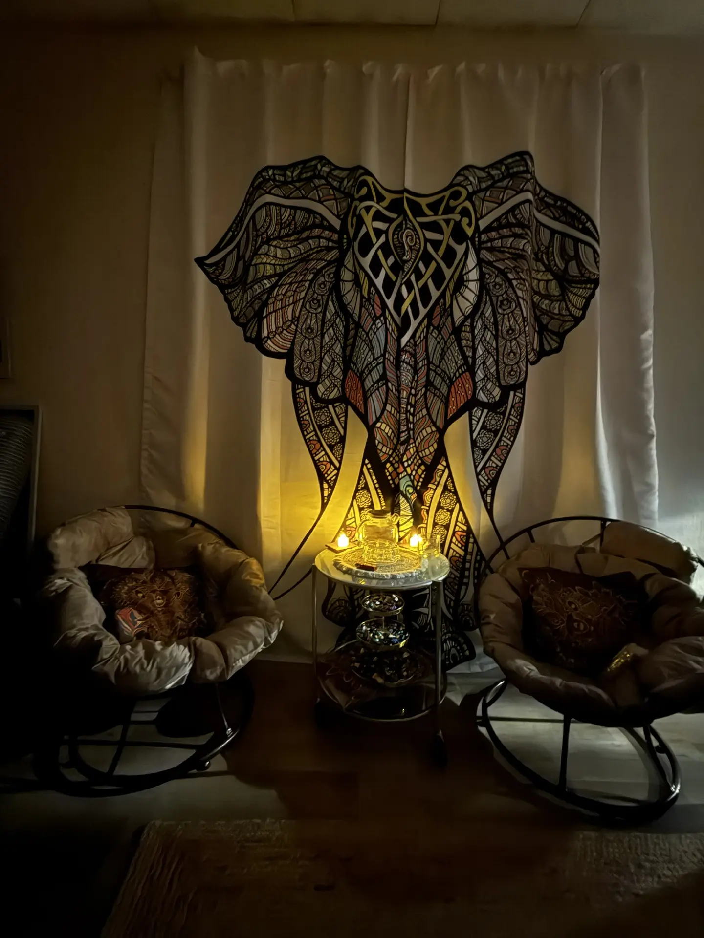 Лаунж-зона с гобеленом и креслами