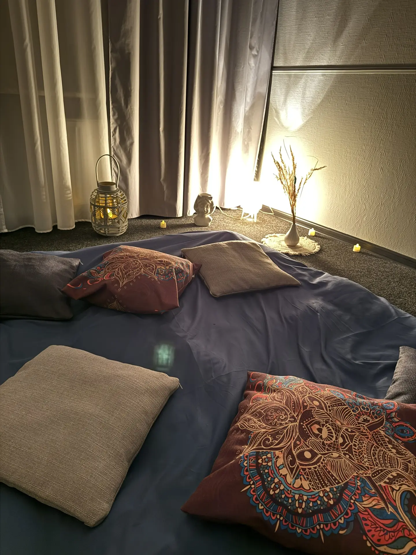 Зона отдыха с подушками и фонарём